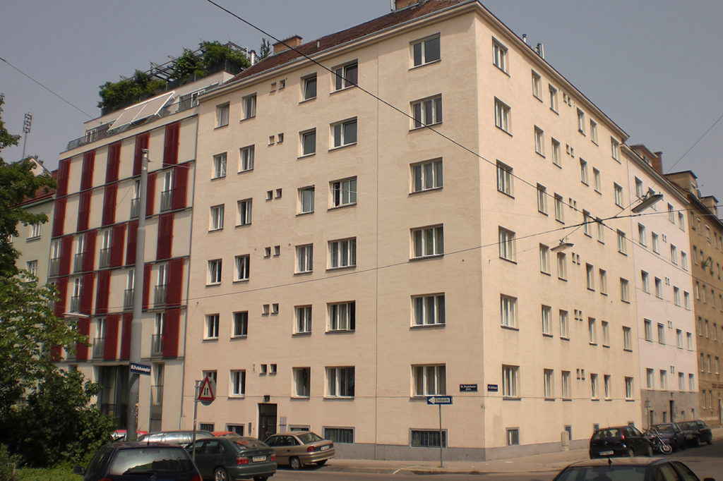 schlichtes sechstöckiges Eckwohnhaus im 10. Bezirk von Wien