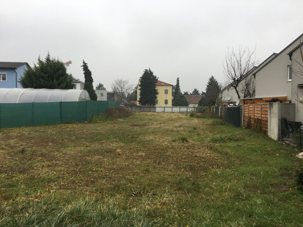 11. Bezirk Wiens, großes Baugrundstück, links und rechts davon Wohnhäuser