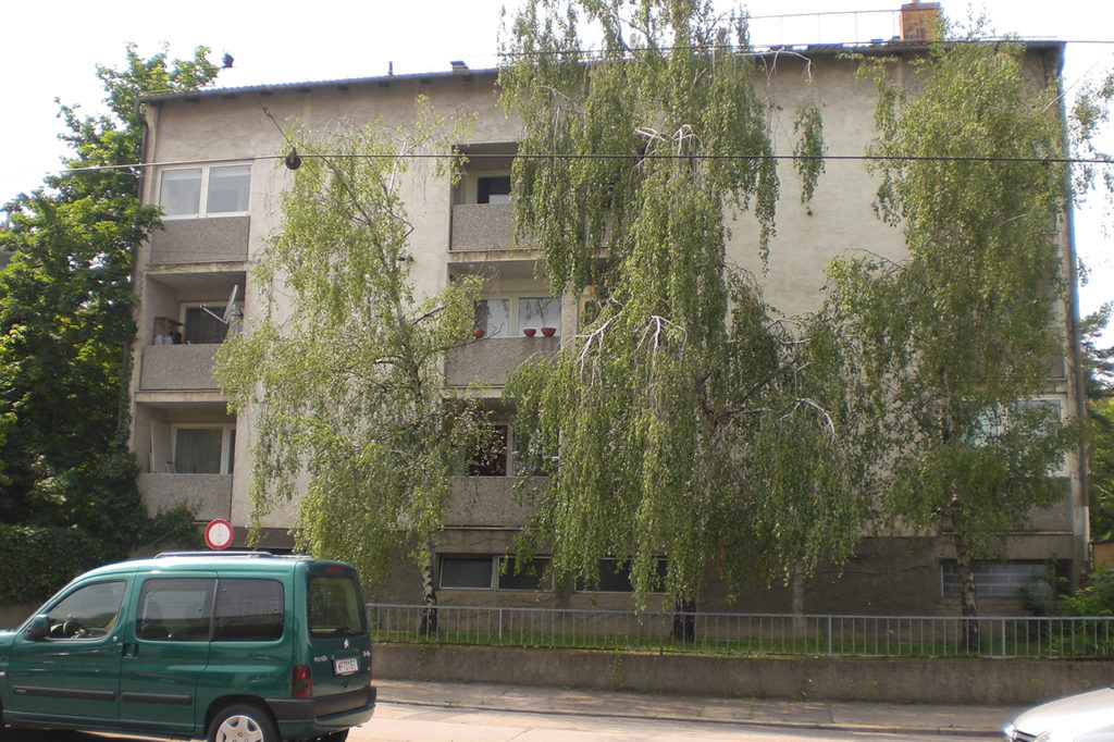 Wohnhausanlage im 13. Bezirk Wiens, Birkenbäume im Vordergrund