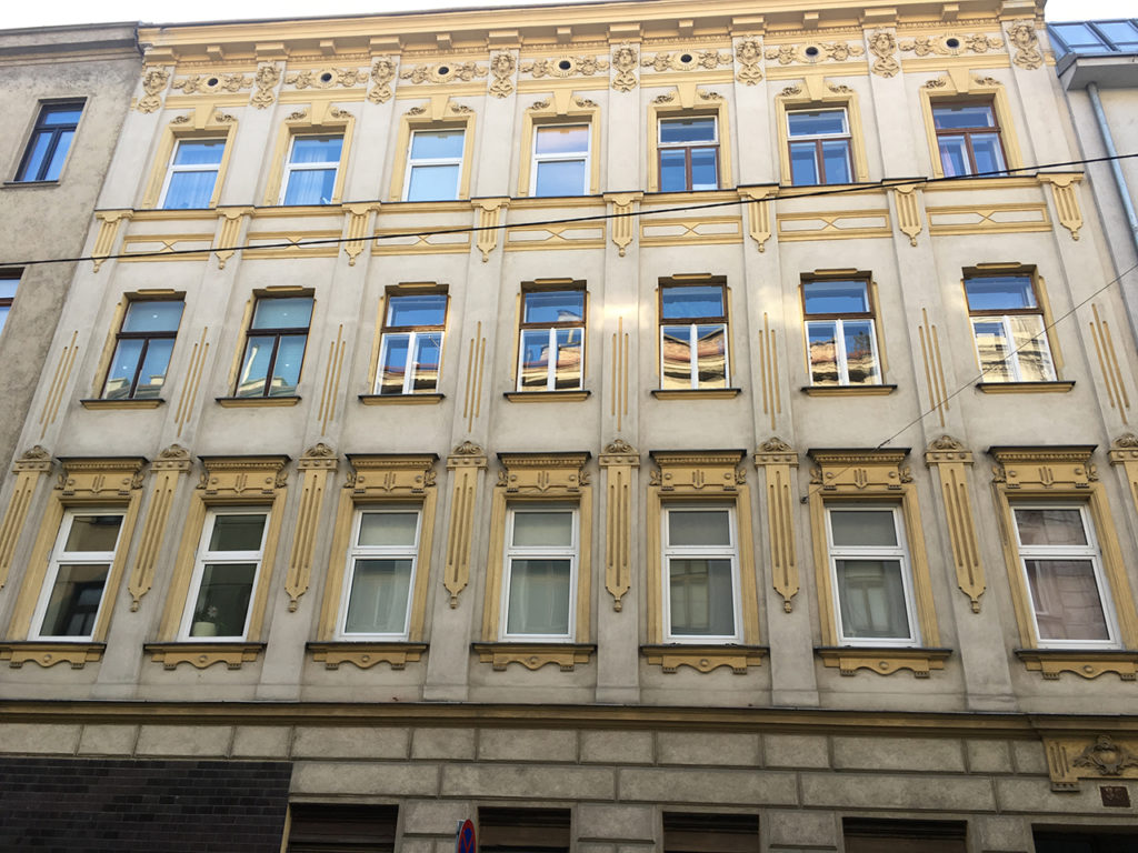 Zinshaus im 16. Bezirk Wiens, helle Fassade, weiße Fenster