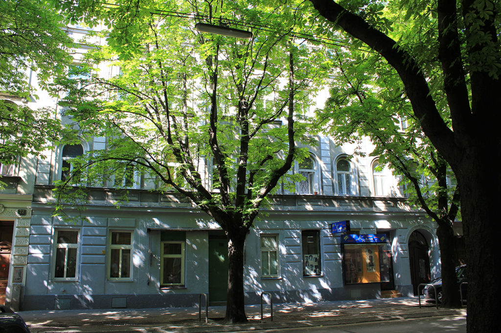 Zinshaus mit blauer Fassade und schönem großen Baum davor, 16. Bezirk von Wien