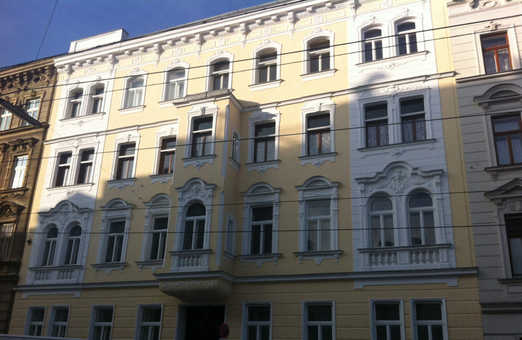 schöner Altbau, gelbes Zinshaus im 16. Bezirk von Wien