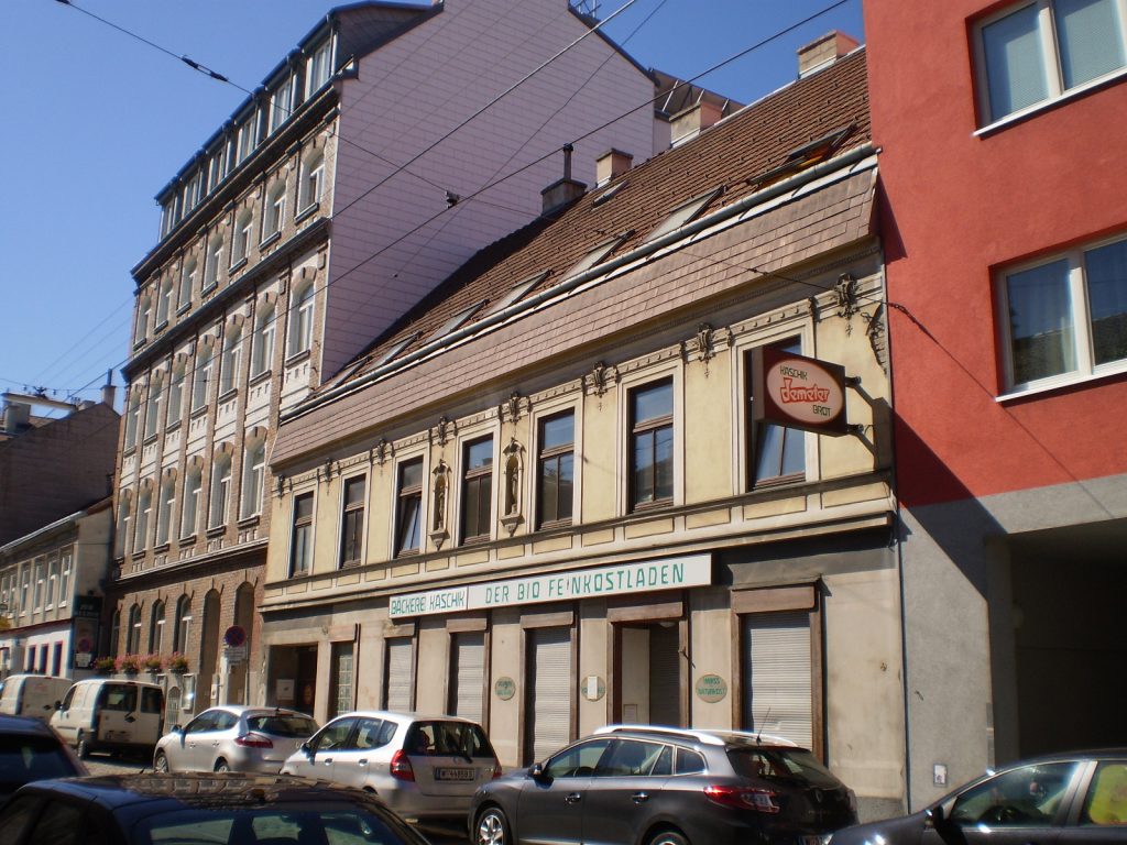 kleines Wohnhaus in einer Häuserzeile, Geschäftslokal im Erdgeschoß, 17. Bezirk von Wien