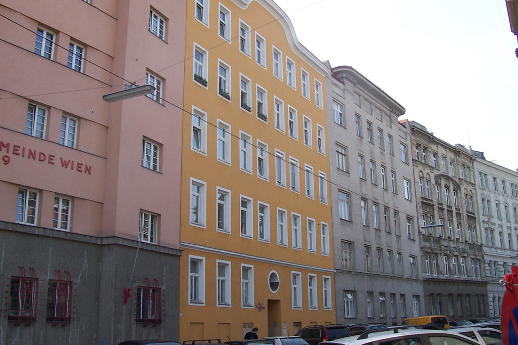 Blick auf Wohnhauszeile im 19. Bezirk von Wien,