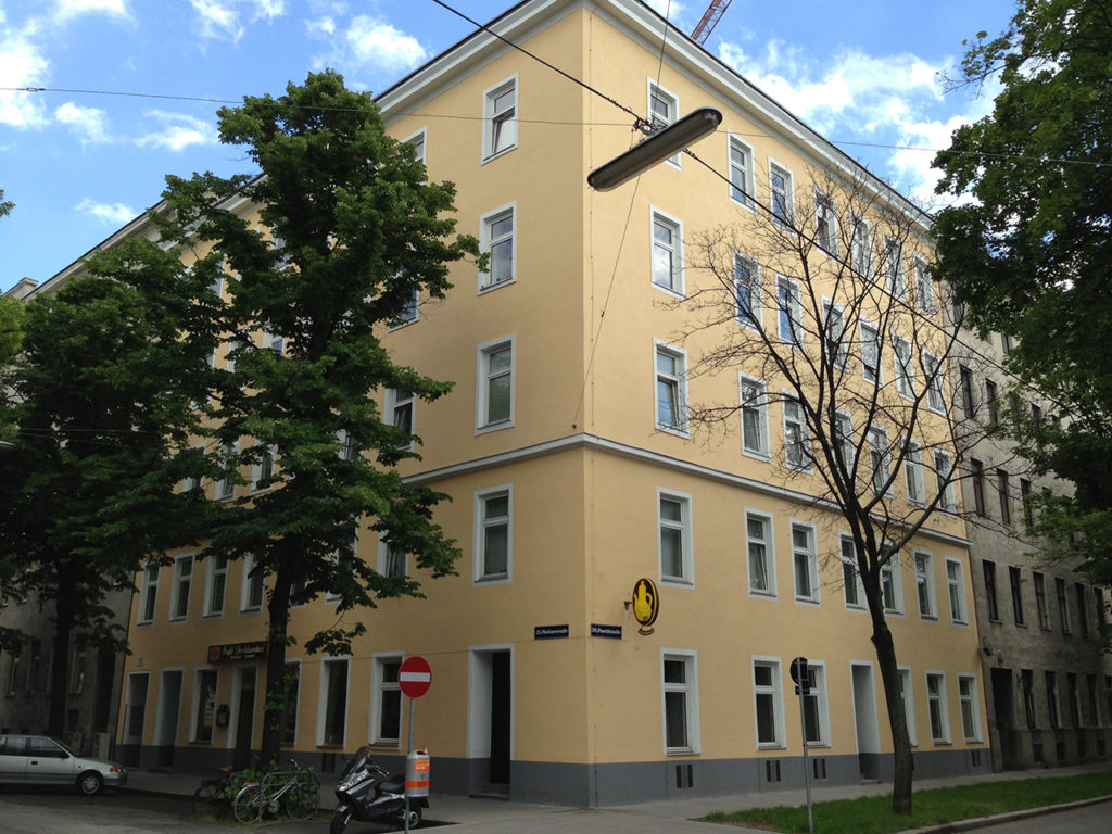 gelbes Eckhaus im 20. Bezirk von Wien, Fenster weiß, mehrstöckig