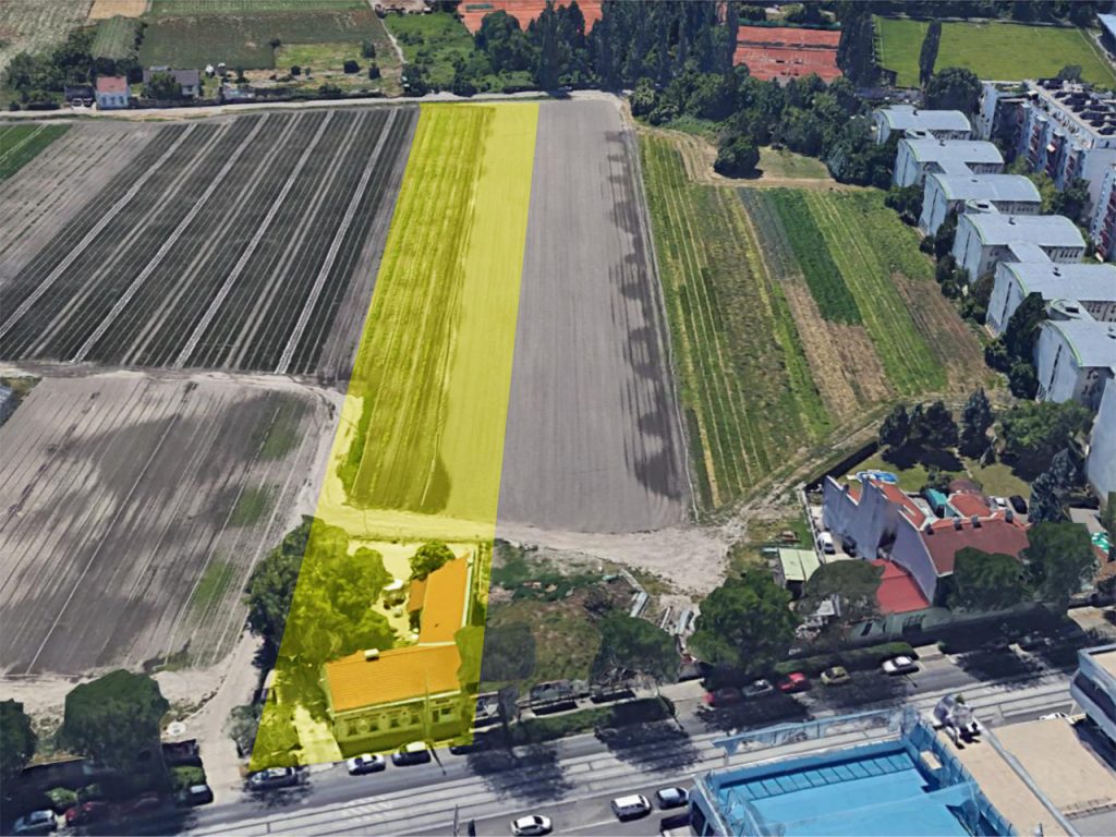 Blick auf Felder, rechts Wohnhausanlagen, Grundstück gelb markiert, 21. Bezirk von Wien