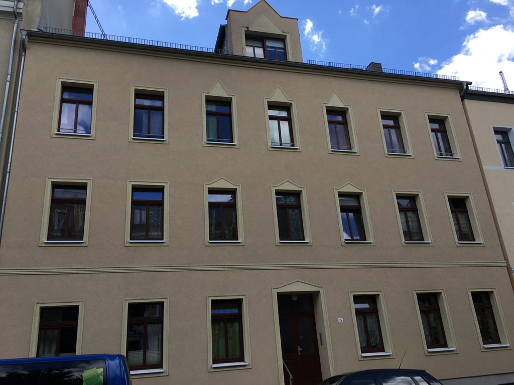 Zinshaus in Chemnitz, braune Fasse und dunkelbraune Fenster