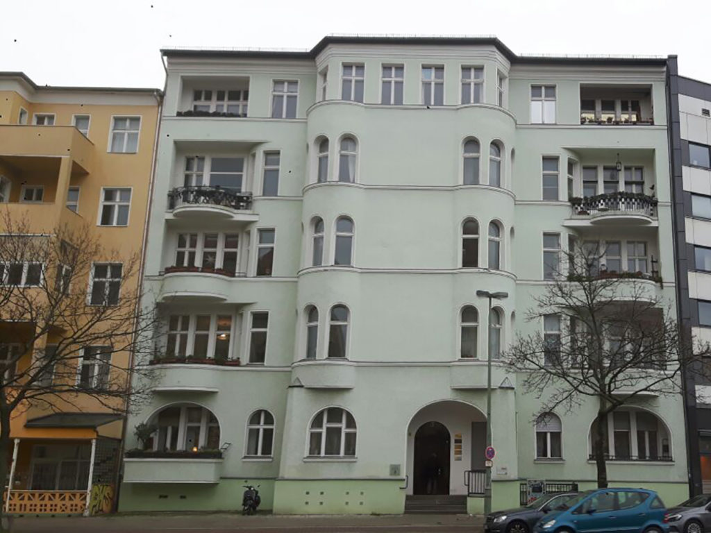 Wohnhaus in Berlin-Charlottenburg, 5-stöckig, hellgrüne Fassade, Fenster weiß