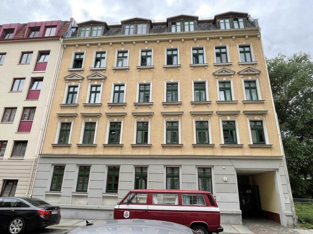 Zinshaus in Leipzig, gelbe Fassade, grüne Fenster,