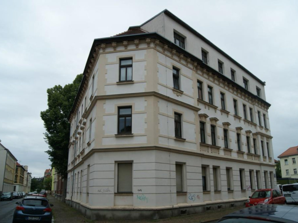 Eckzinshaus in Leipzig, hellbeige Fasse, dunkelbraune Fenster