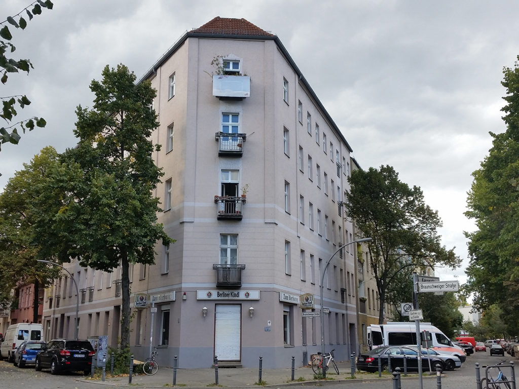 Eckzinshaus mit Lokal im Erdgeschoß, in Berlin