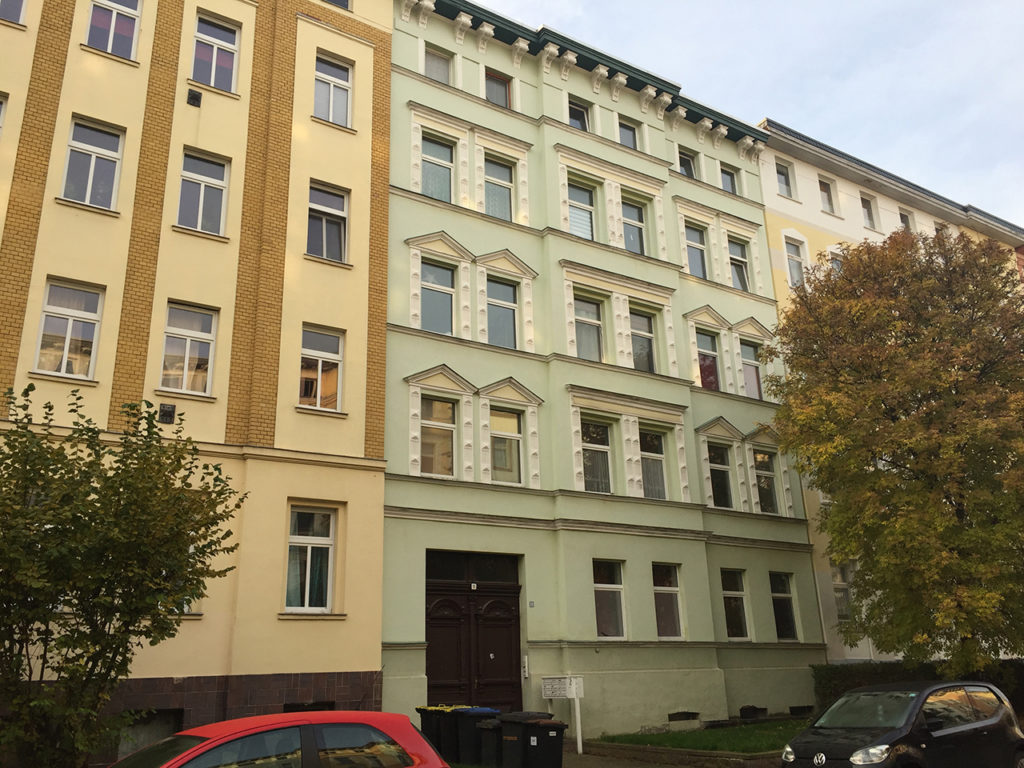 Altbau-Zinshaus in Halle an der Saale, mintgrüne Fassade, weiße Fenster