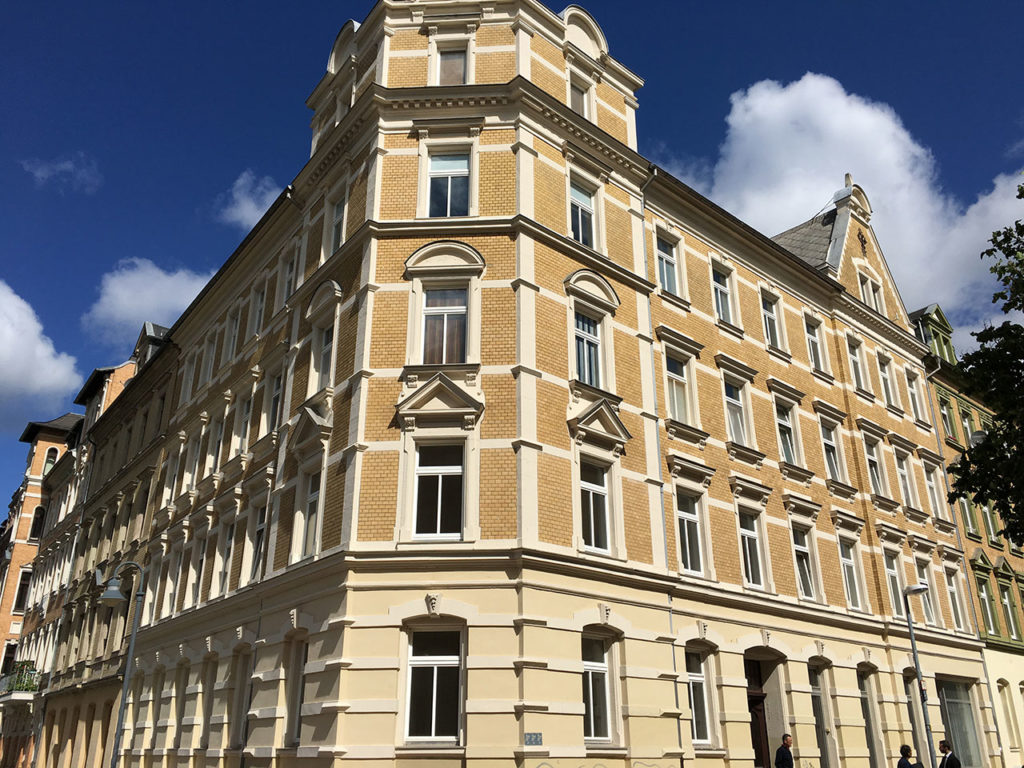 schönes Eck-Zinshaus in Chemnitz, weißeFenster, Fassade in heller Ziegeloptik