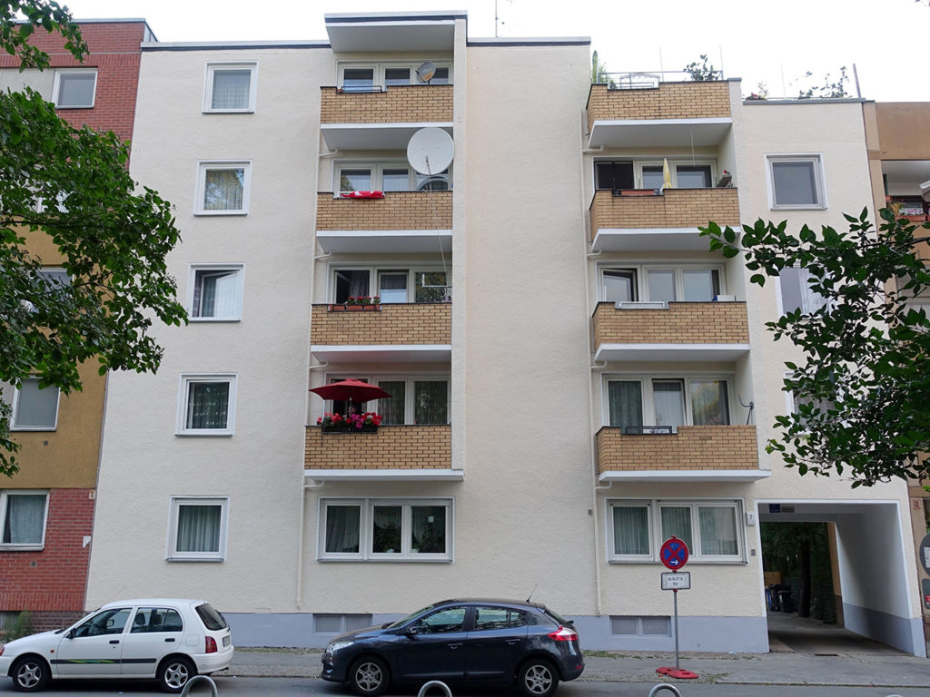 Wohnhausanlage in Berlin, beige Fassade, Balkone mit Ziegeloptik