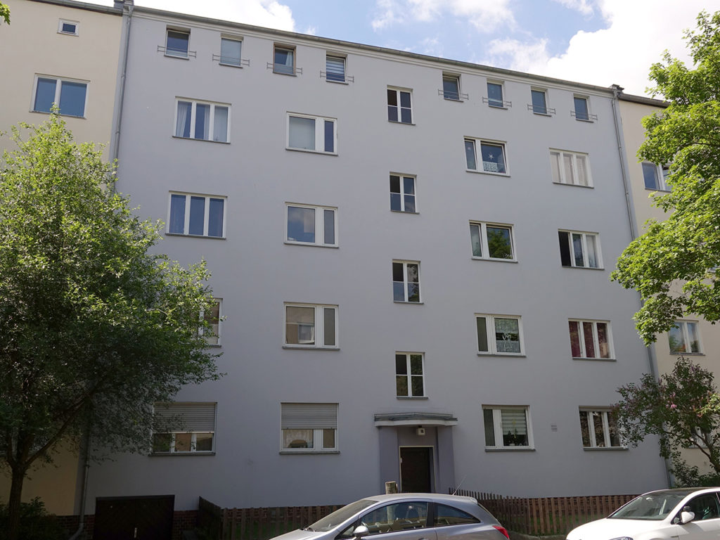 älters Wohnhaus in Berlin, helle Fassade und weiße Fenster