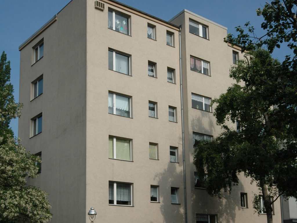 älteres modernes Wohnhaus in Berlin, graue Fassade, 5-stöckig