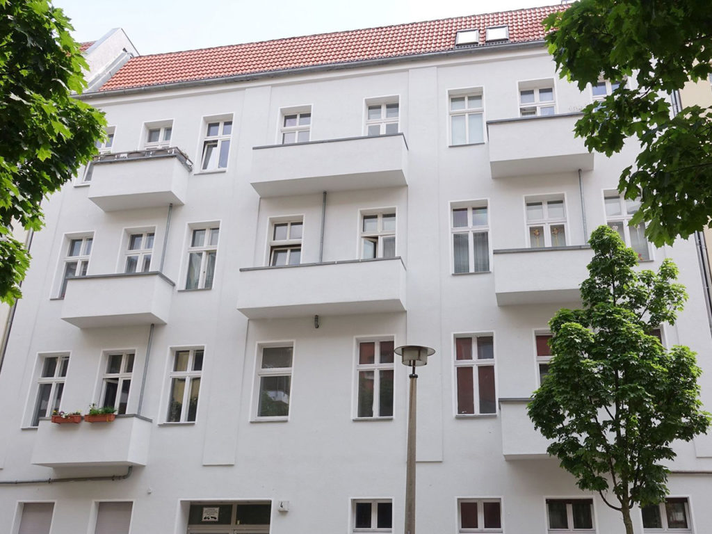 restauriertes Zinshaus in Berlin, weiße Fassade, Fenster und Balkone ebenfalls weiß