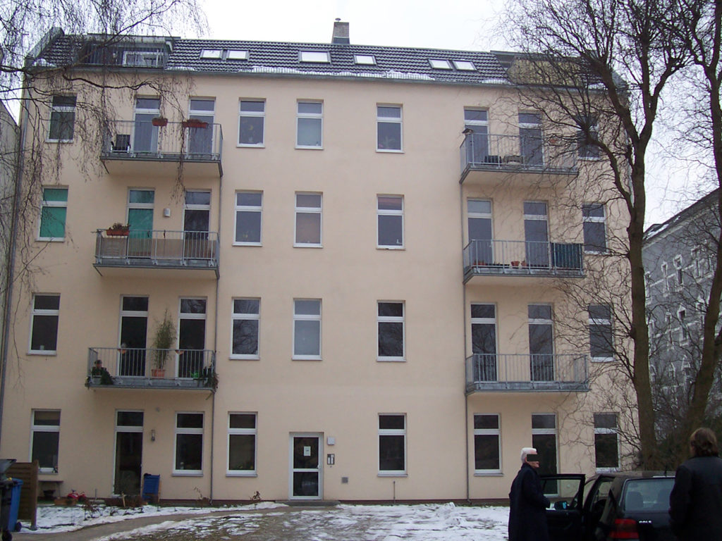 mehrstöckiges, modernes Wohnhaus in Berlin, mit Balkonen