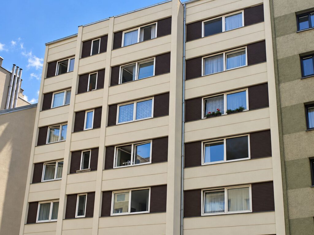 modernes Wohnhaus, Fassade beige, ohne Balkon