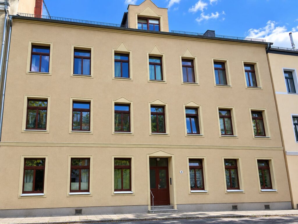 Zinshaus mit einer Gaupe, Fassade beige, Fenster dunkelbraun