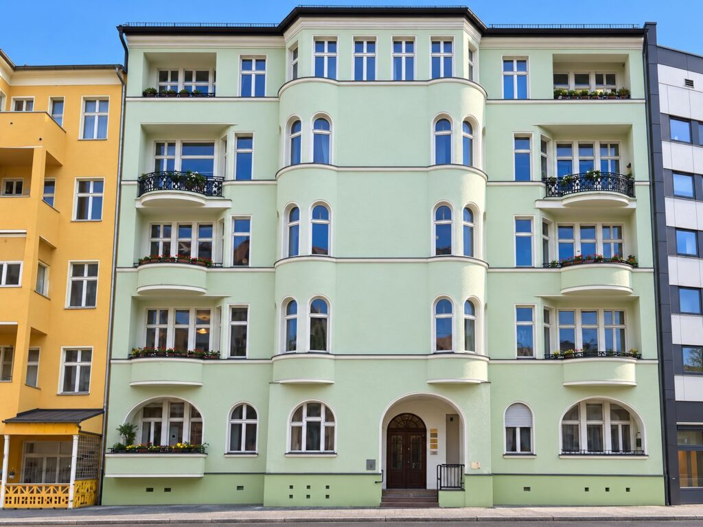 Zinshaus mit Mintgrüner Fassade