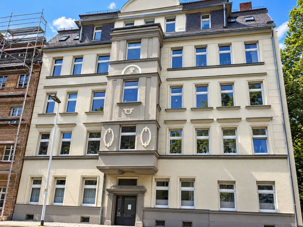 Zinshaus mit Erker, Fassade hellgelb, Fenster weiß