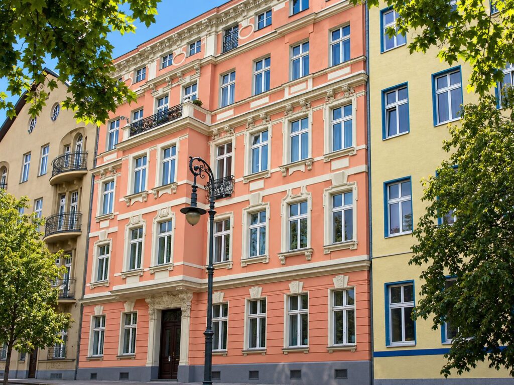 Zinshaus mit schöner Fassade