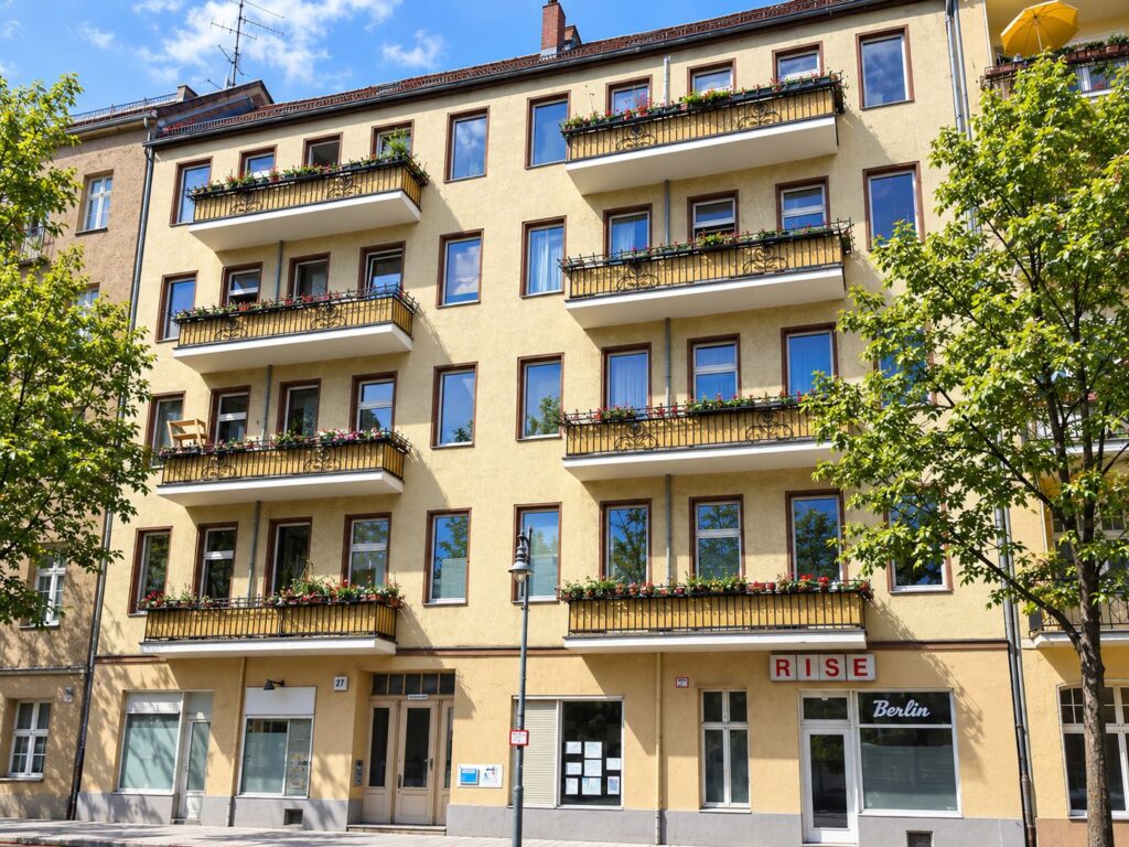 Zinshaus mit gelber Fassade, Balkone