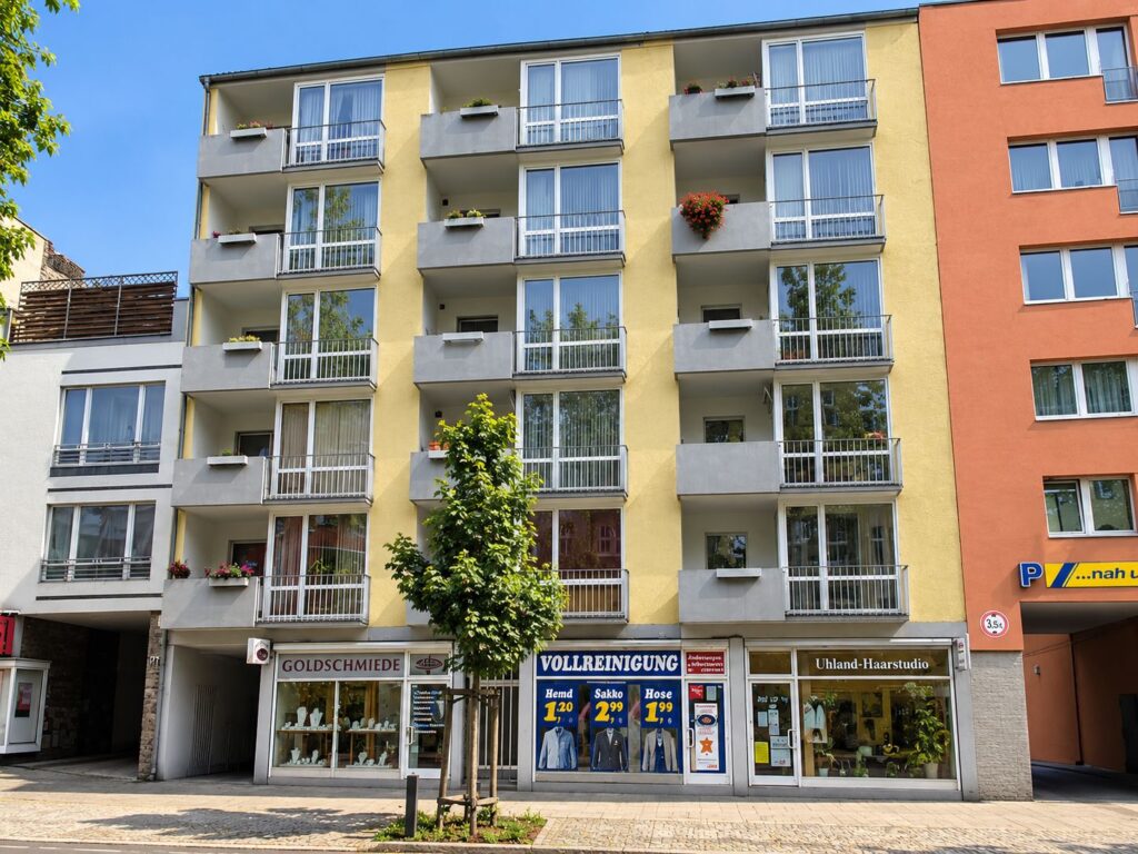modernes Wohnhaus, mit Balkonen, Geschäfte im Erdgeschoss, gelbe Fassade